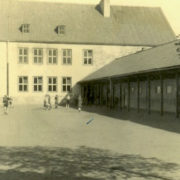 1953: Schule mit Toilettentrakt im Zwischengebäude
