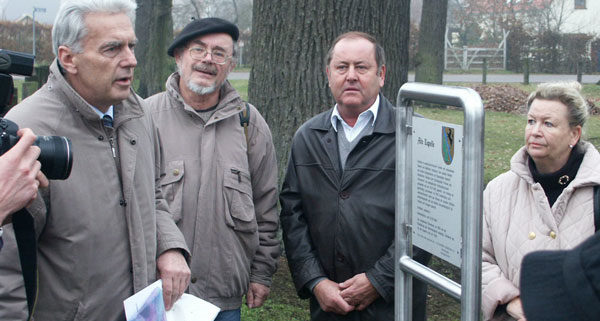 Einweihung der ersten Tafel der „Leegebrucher Tafelrunde“ am 27. November 2003