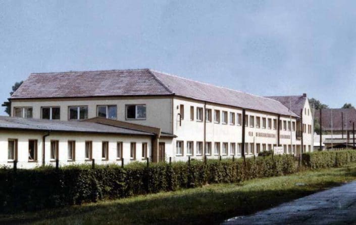 Das Hauptgebäude des Unternehmes begrüßte lange Jahre die nach Leegebruch kommenden Gäste und Einheimische. Es war Aushängeschild der Hauptzufahrtstraße.