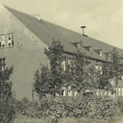 Schule mit geschwärzter Fassade unmittelbar nach dem Krieg