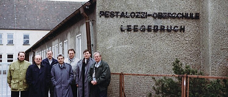 Im Januar 1991 war erstmals eine Delegation aus Lengerich zu Gast in Leegebruch. (v.l.n.r.: Lengericher Hauptamtsleiter Friedel Blom und Bürgermeister Volker Rust, der Leegebrucher Bauamtsleiter Peter Michel und Bürgermeister Horst Eckert, Lengerichs Stadtdirektor Helmut Denter und stellv. Bürgermeister Friedrich Prigge (heute Bürgermeister) sowie der Leegebrucher Hauptamtsleiter Dieter Bennewitz. (Foto: Detlef Dowidat)