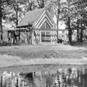 Die Alte Kapelle, hier aus den Anfangsjahren noch mit vorgelagerten Löschwasserteich.