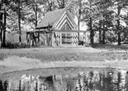 Die Alte Kapelle, hier aus den Anfangsjahren noch mit vorgelagerten Löschwasserteich.