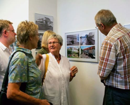 Ulrike Unger erklaert die Fotoausstellung in Lengerich