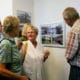 Ulrike Unger erklaert die Fotoausstellung in Lengerich