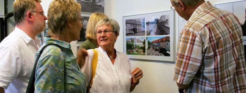 Ulrike Unger erklaert die Fotoausstellung in Lengerich