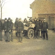 erstes Gruppenbild der Leegebrucher Feuerwehr:Das erste Einsatzgerät: der hartgummibereifte Anhängewagen. Die erste Wehr in Leegebruch nach ihrer Gründung. Ganz rechts: Otto Federwisch, Mitte Vordergrund: Gustav Krumpa