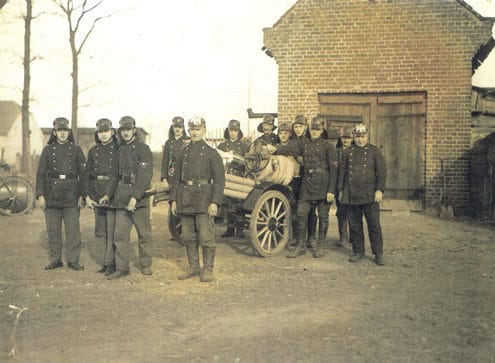 erstes Gruppenbild der Leegebrucher Feuerwehr:Das erste Einsatzgerät: der hartgummibereifte Anhängewagen. Die erste Wehr in Leegebruch nach ihrer Gründung. Ganz rechts: Otto Federwisch, Mitte Vordergrund: Gustav Krumpa