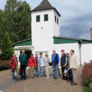 Heimatfreunde aus Lengerich während des Ortsrundganges vor der evangelischen Kirche