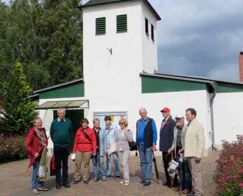 Heimatfreunde aus Lengerich während des Ortsrundganges vor der evangelischen Kirche