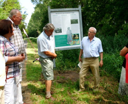 Mitglieder des Geschichtsvereins folgen den Erklärungen des Heimatforschers Dr. Gerd Kley (Foto: Ulrike Unger)