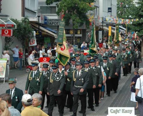 Bei besonderen Ereignissen wie hier das Bei besonderen Ereignissen wie hier das 200-jährige Bestehen der Bürgerschützen Lengerich 1810 erfolgt ein bunter Schützenfestzug durch die Lengericher Innenstadt. (Foto: privat)