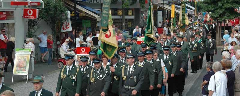 Bei besonderen Ereignissen wie hier das Bei besonderen Ereignissen wie hier das 200-jährige Bestehen der Bürgerschützen Lengerich 1810 erfolgt ein bunter Schützenfestzug durch die Lengericher Innenstadt. (Foto: privat)