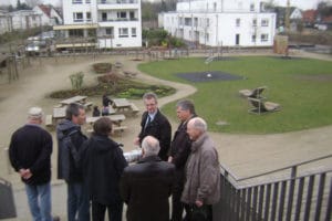 Der Leegebrucher Delegation werden Details zum Generationenpark Gempt vermittelt.