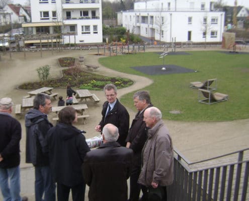 Der Leegebrucher Delegation werden Details zum Generationenpark Gempt vermittelt.