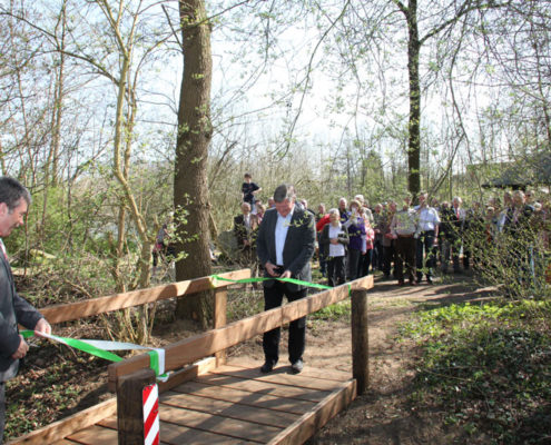 Die Bürgermeister Müller und Prigge weihen eine neue Holzbrücke ein