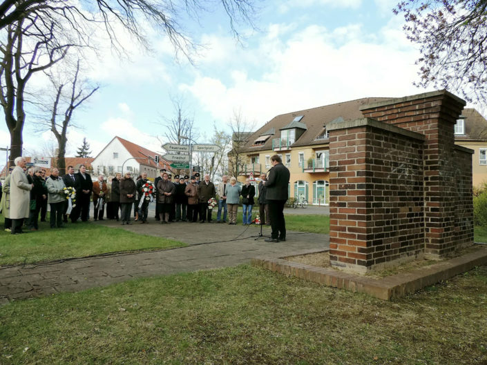 Teilnehmer der Gedenkveranstaltung am 18. April 2015, Foto: Hajo Eckert