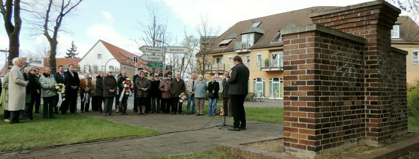 Teilnehmer der Gedenkveranstaltung am 18. April 2015, Foto: Hajo Eckert