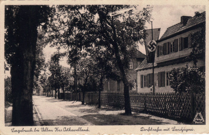 Dorfstrasse mit Landjägerei