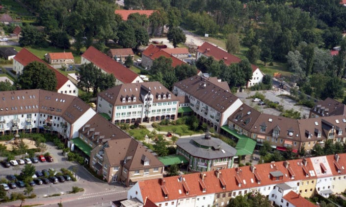 Eichenhof: Ortszentrum mit Rathaus und Ladenzeile (2002)