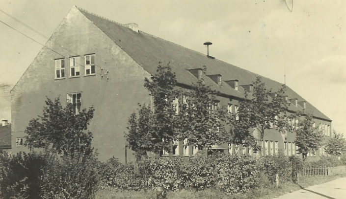 neue Schule mit schwarzem Tarnanstrich, 1945