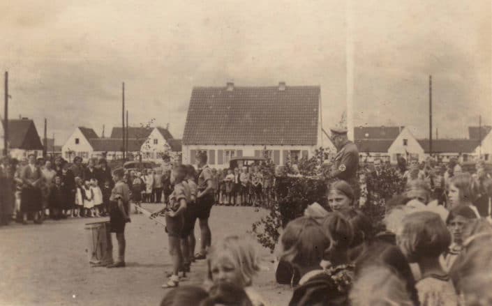 Fahnenappell auf dem Schulhof 1938