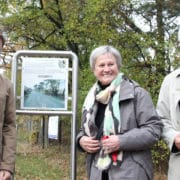 Einweihung der 15. Tafel der „Leegebrucher Tafelrunde“ am 30. Oktober 2015. v.l.n.r.: amtierender Bürgermeister Martin Rother, Ulrike Unger und Dr. Norbert Rohde vom Geschichtsverein (Foto: Giso Siebert)