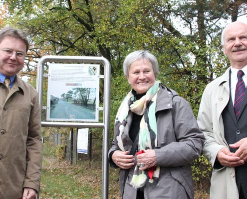Einweihung der 15. Tafel der „Leegebrucher Tafelrunde“ am 30. Oktober 2015. v.l.n.r.: amtierender Bürgermeister Martin Rother, Ulrike Unger und Dr. Norbert Rohde vom Geschichtsverein (Foto: Giso Siebert)