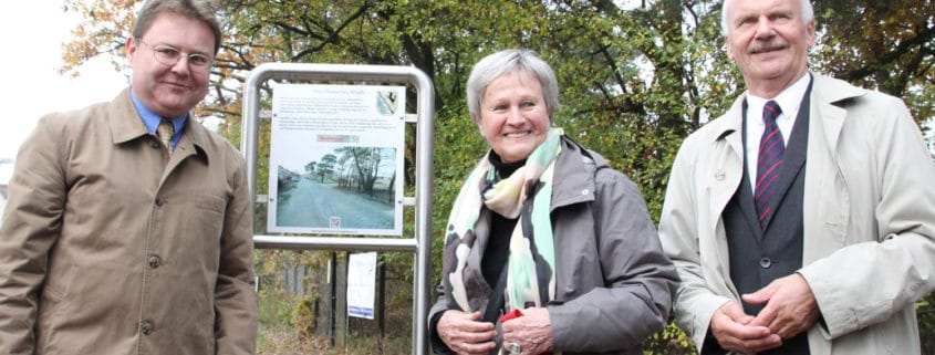 Einweihung der 15. Tafel der „Leegebrucher Tafelrunde“ am 30. Oktober 2015. v.l.n.r.: amtierender Bürgermeister Martin Rother, Ulrike Unger und Dr. Norbert Rohde vom Geschichtsverein (Foto: Giso Siebert)