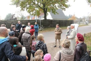 Zahlreiche Gäste fanden sich zur Einweihung der 15. Tafel der &bdquo;Leegebrucher Tafelrunde&ldquo; am 30. Oktober 2015 ein. (Foto: Giso Siebert)