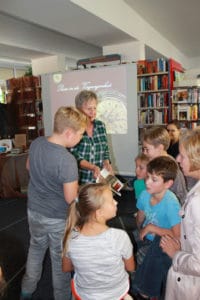 Spannende Ortsgeschichte: Ulrike Unger vom Geschichtsverein erzählt Kindern über die Leegebrucher Geschichte (Foto: privat)