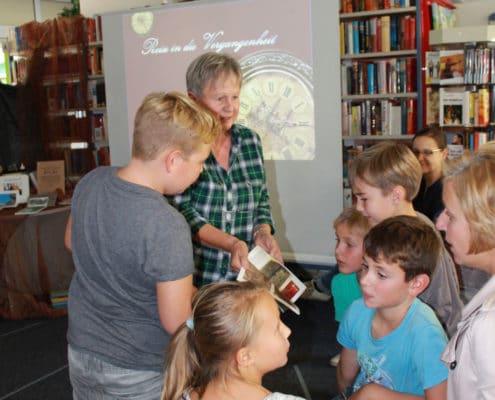 Spannende Ortsgeschichte: Ulrike Unger vom Geschichtsverein erzählt Kindern über die Leegebrucher Geschichte (Foto: privat)