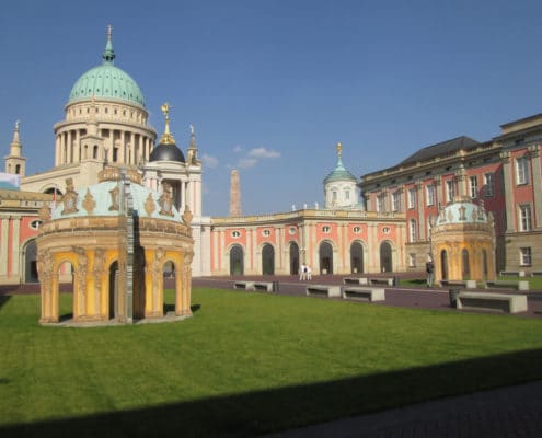 Im Innenhof: Kunst am Bau, zwei illusionistische Pavillons, abgeleitet aus dem Zentraloval des Schlosses Sanssouci (Foto: privat)