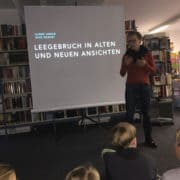 Bibliothekarin Babett Wiechmann erklärt den Kindern, was sie im anschließenden Bildvortrag erwartet. (Foto: Giso Siebert)