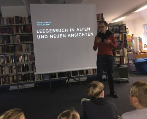 Bibliothekarin Babett Wiechmann erklärt den Kindern, was sie im anschließenden Bildvortrag erwartet. (Foto: Giso Siebert)