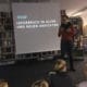 Bibliothekarin Babett Wiechmann erklärt den Kindern, was sie im anschließenden Bildvortrag erwartet. (Foto: Giso Siebert)