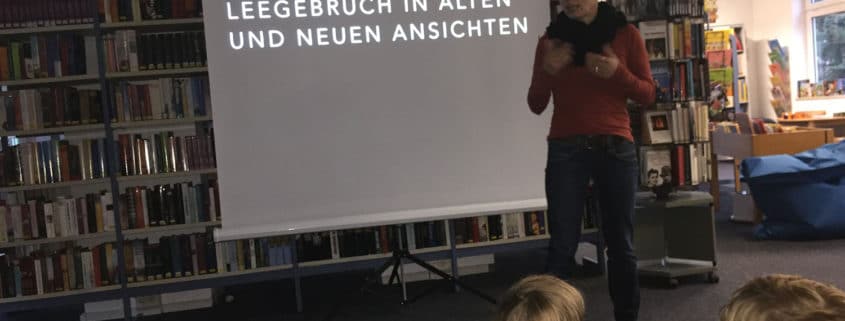 Bibliothekarin Babett Wiechmann erklärt den Kindern, was sie im anschließenden Bildvortrag erwartet. (Foto: Giso Siebert)