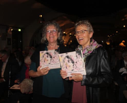 Die beiden Herausgeberinnen Ingrid Rolfes (links) und Helgard Weiß vom Arbeitskreis Geschichte beim Heimatverein Lengerich mit dem druckfrischen Buch (Foto: Liane Protzmann)