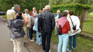 Dr. Gerd Kley erläutert Geschichte von Sommerswalde (Foto: Ulrike Unger)