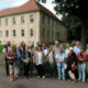 Mitglieder des Geschichtsvereins mit deren Gästen aus Lengerich vor dem Schloss Schwante (Foto: Hajo Eckert)