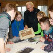 Die HistoryKids in der Feuerwehr: Waldemar Zillig erzählt über das Feuerwehrwesen damals (Foto: Babett Wiechmann)