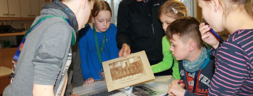 Die HistoryKids in der Feuerwehr: Waldemar Zillig erzählt über das Feuerwehrwesen damals (Foto: Babett Wiechmann)