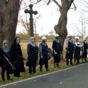Im Jahr 2012 erinnerten Ritter am Originalschauplatz an den 600sten Jahrestag der Schlacht am Kremmener Damm (Sühnekreuz und Gedenktafel auf der Straße zwischen Sommerfeld und Kremmen). Nach dieser Schlacht von 1412 war Schluss mit den Raubrittern (Foto: Ulrike Unger)