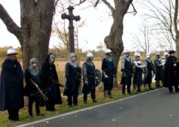 Im Jahr 2012 erinnerten Ritter am Originalschauplatz an den 600sten Jahrestag der Schlacht am Kremmener Damm (Sühnekreuz und Gedenktafel auf der Straße zwischen Sommerfeld und Kremmen). Nach dieser Schlacht von 1412 war Schluss mit den Raubrittern (Foto: Ulrike Unger)