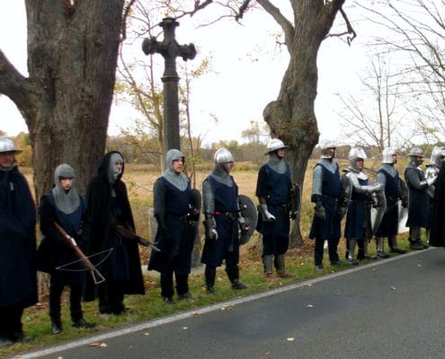 Im Jahr 2012 erinnerten Ritter am Originalschauplatz an den 600sten Jahrestag der Schlacht am Kremmener Damm (Sühnekreuz und Gedenktafel auf der Straße zwischen Sommerfeld und Kremmen). Nach dieser Schlacht von 1412 war Schluss mit den Raubrittern (Foto: Ulrike Unger)