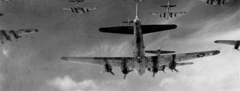 Symbolbild: Eine Formation amerikanischer B17-Bomber, hier im Anflug auf Neumünster am 8. April 1945. So könnte es aber auch bei Angriffen in unserer Region ausgesehen haben (Quelle: wikipedia)