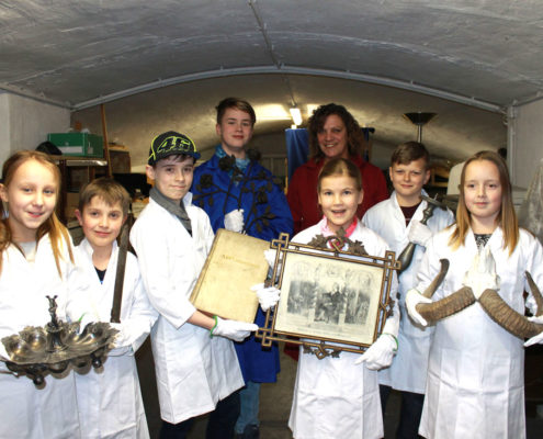 HistoryKids zu Besuch im Depot des Kreismuseums (Foto: Babett Wiechmann)