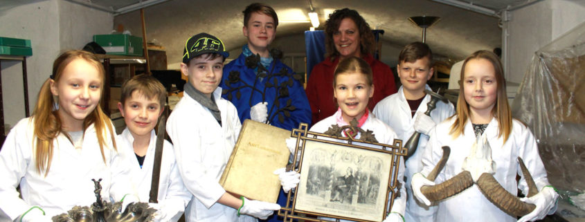 HistoryKids zu Besuch im Depot des Kreismuseums (Foto: Babett Wiechmann)