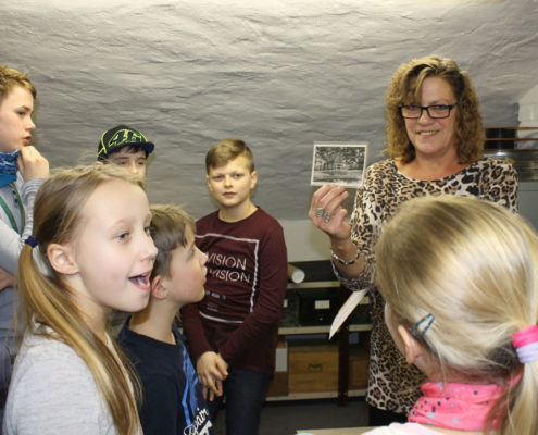 HistoryKids: Besuch im Depot des Kreismuseums. Manuela Vehma zeigt ein altes Foto aus Leegebruch und erläutert, was das Kreismuseum warum sammelt (Foto: Babett Wiechmann)