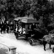 Bis in die 1970er Jahre rumpelte die Leichenkutsche von der Alten Kapelle über das grobe historische Pflaster der Havelhausener Straße zum Friedhof. (Foto: Archiv Geschichtsverein Leegebruch)